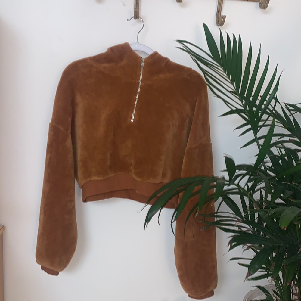 BDG cropped pullover, only been worn once and in great condition